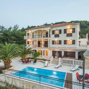 Apartman Iz, Veli Iz