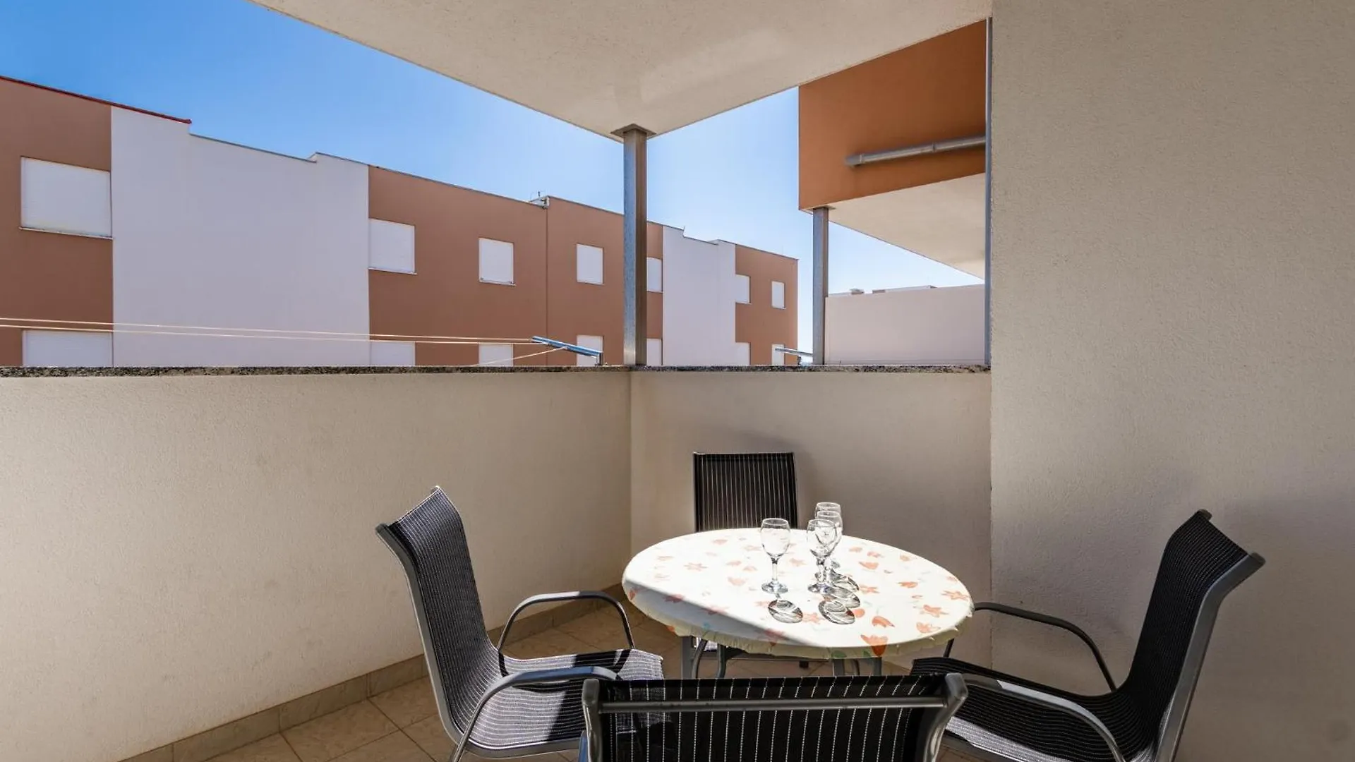 Apartment Village Нин 0*,