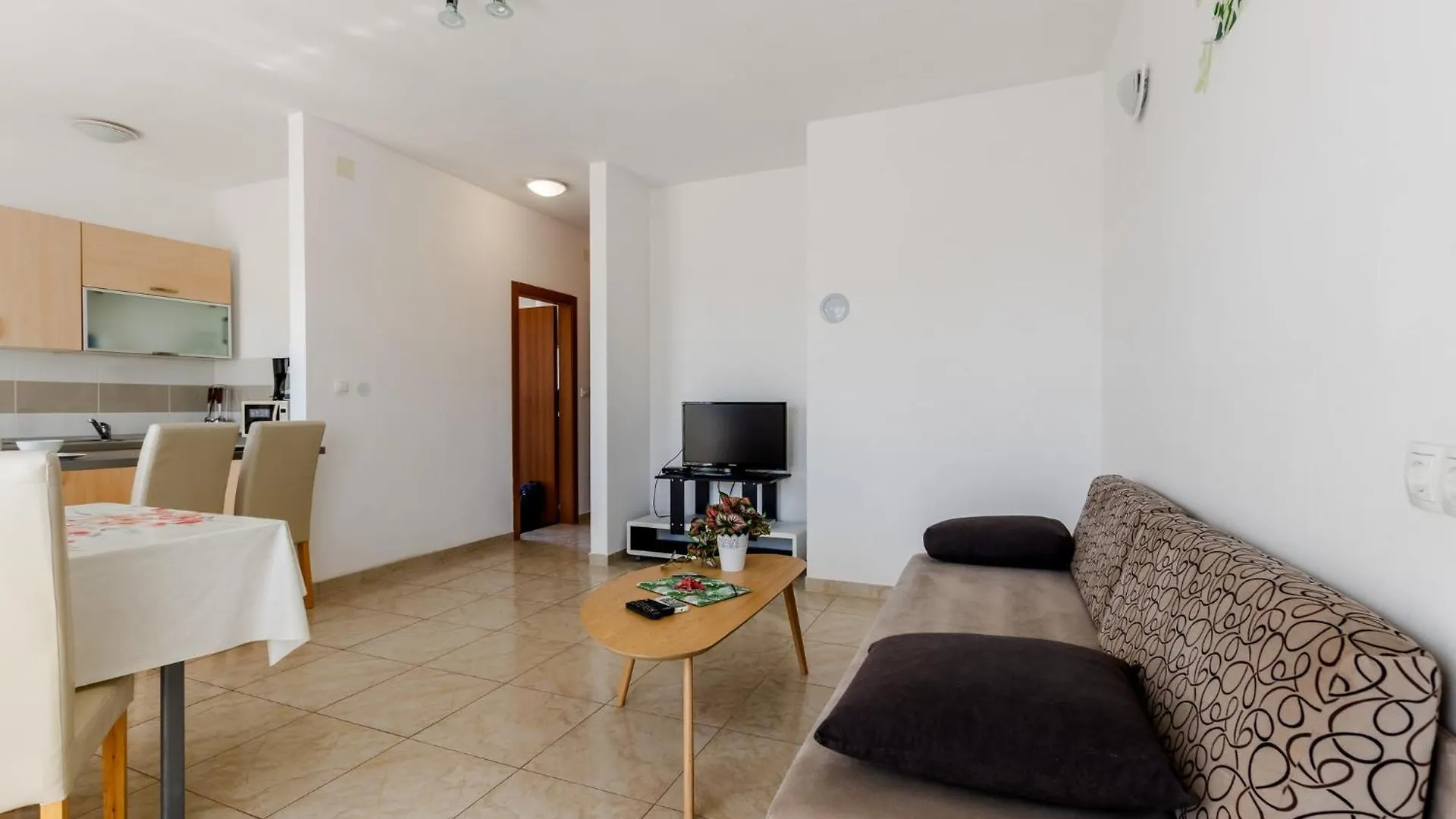 Apartment Village Нин