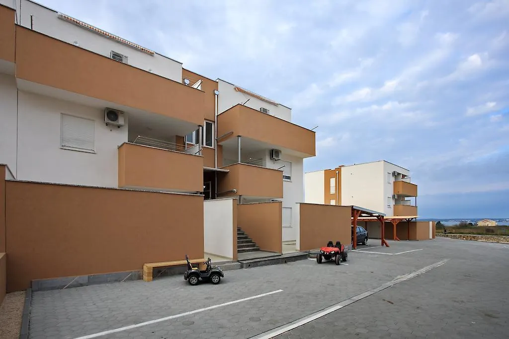 Apartment Village Нин 0*,