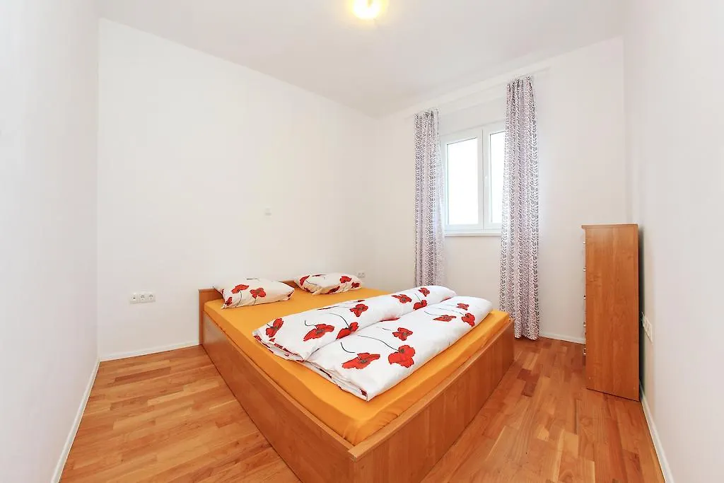 Apartment Village Нин 0*,